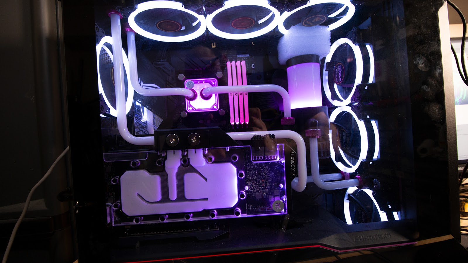 Illustration for article titled Look At This Gosh-Darn Pretty Gaming PC